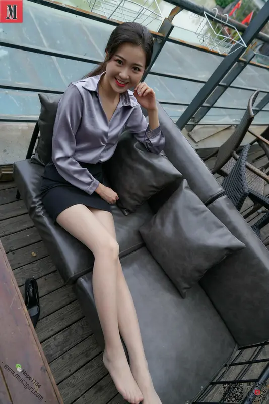 沙发美女皮裙肉丝 - 慕丝女lang